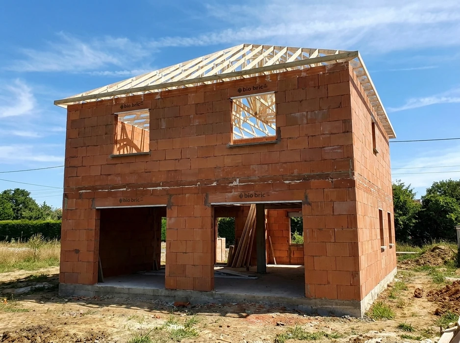 Maison individuelle en cours de construction, vue extérieure de façade