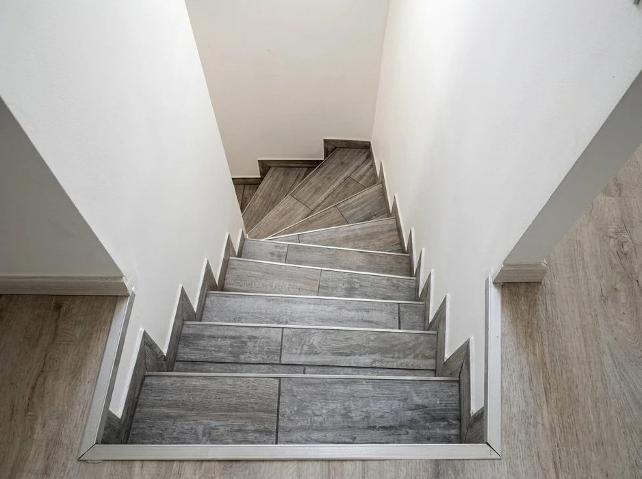Escalier intérieur vue du bas vers le haut, tournant à gauche