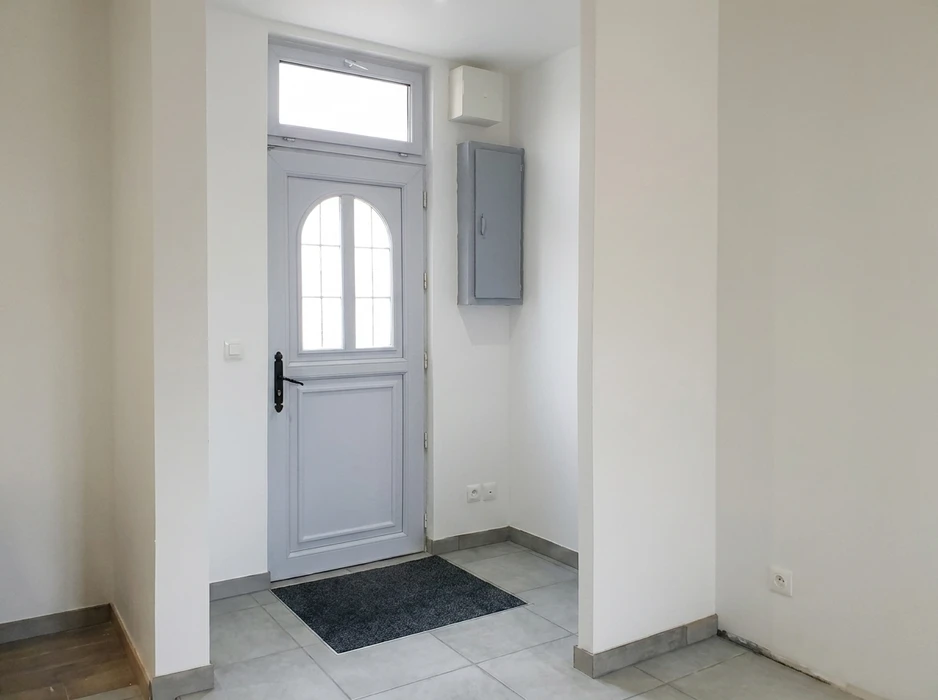 Entrée d'habitation rénovée, vide, sans occupant