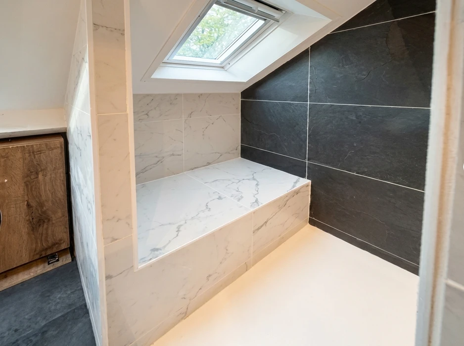 Salle de bain sous combles avec lucarne de toit
