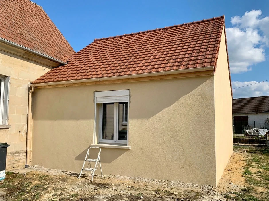 Aménagement extérieur d'une allée et terrasse en pavés autobloquants calcaire beige, pose en cours