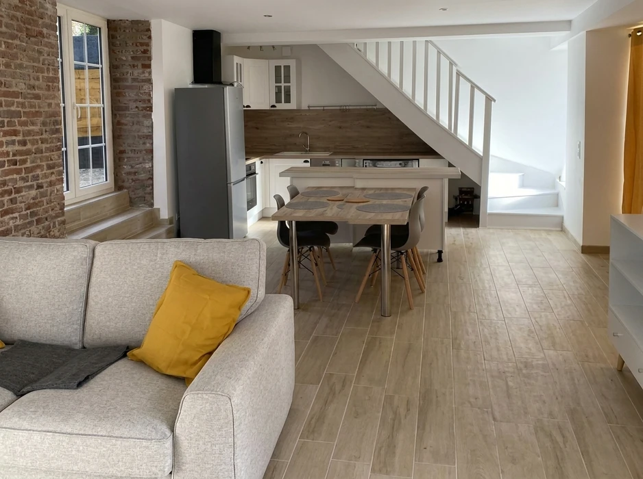 Artisan à genoux sur parquet en bois massif effectuant travaux de rénovation