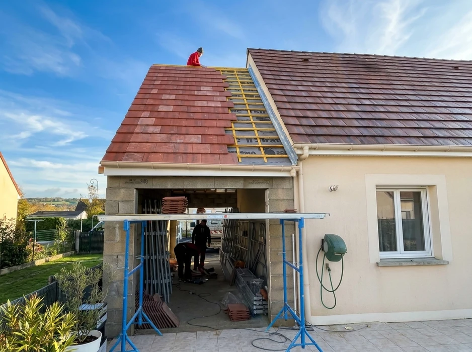 Maison individuelle rénovée, façade enduit blanc cassé, toiture tuiles brunes avec velux