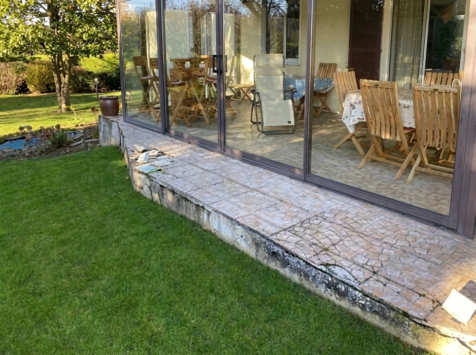 Vue en plongée d'un escalier intérieur entièrement recouvert de carrelage grès cérame imitation bois, coloris gris taupe