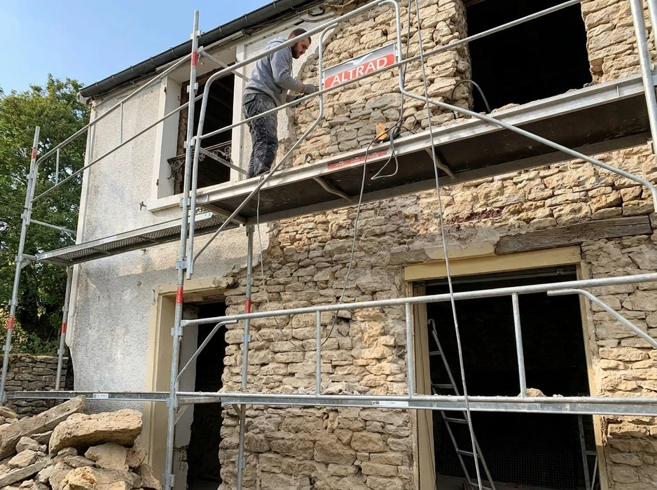 Terrasse extérieure rénovée avec revêtement en béton désactivé, agrégats apparents de granulats calcaires et siliceux, teintes beige et ocre