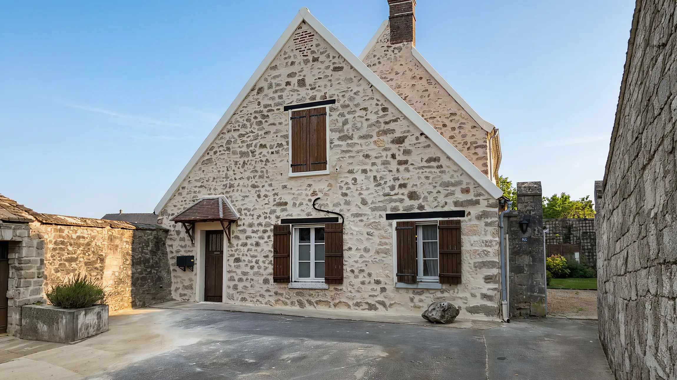 Ouvrier de construction avec une pelle apr&egrave;s avoir d&eacute;moli un mur de briques dans une maison priv&eacute;e