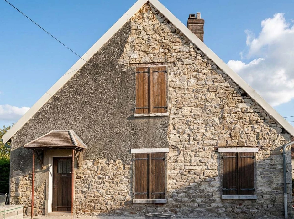 Extension de maison neuve accolée à un bâtiment en pierre calcaire