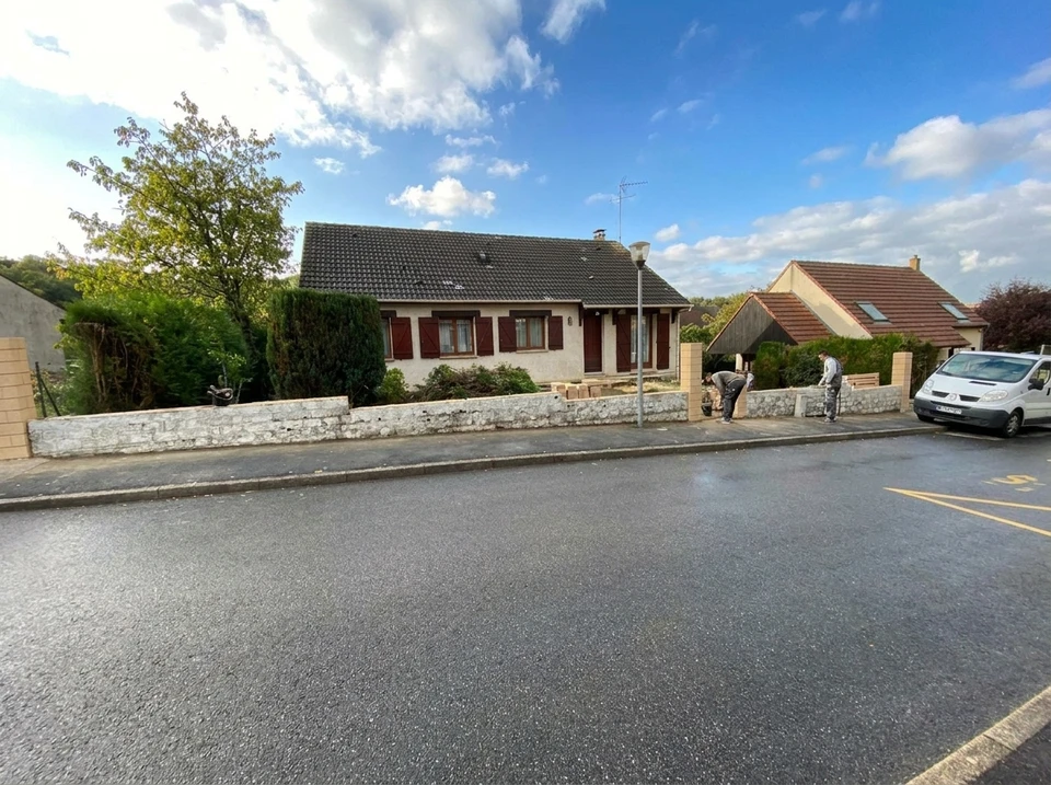 Chantier de construction intérieur avec ouvriers en casques de sécurité travaillant dans un espace en rénovation